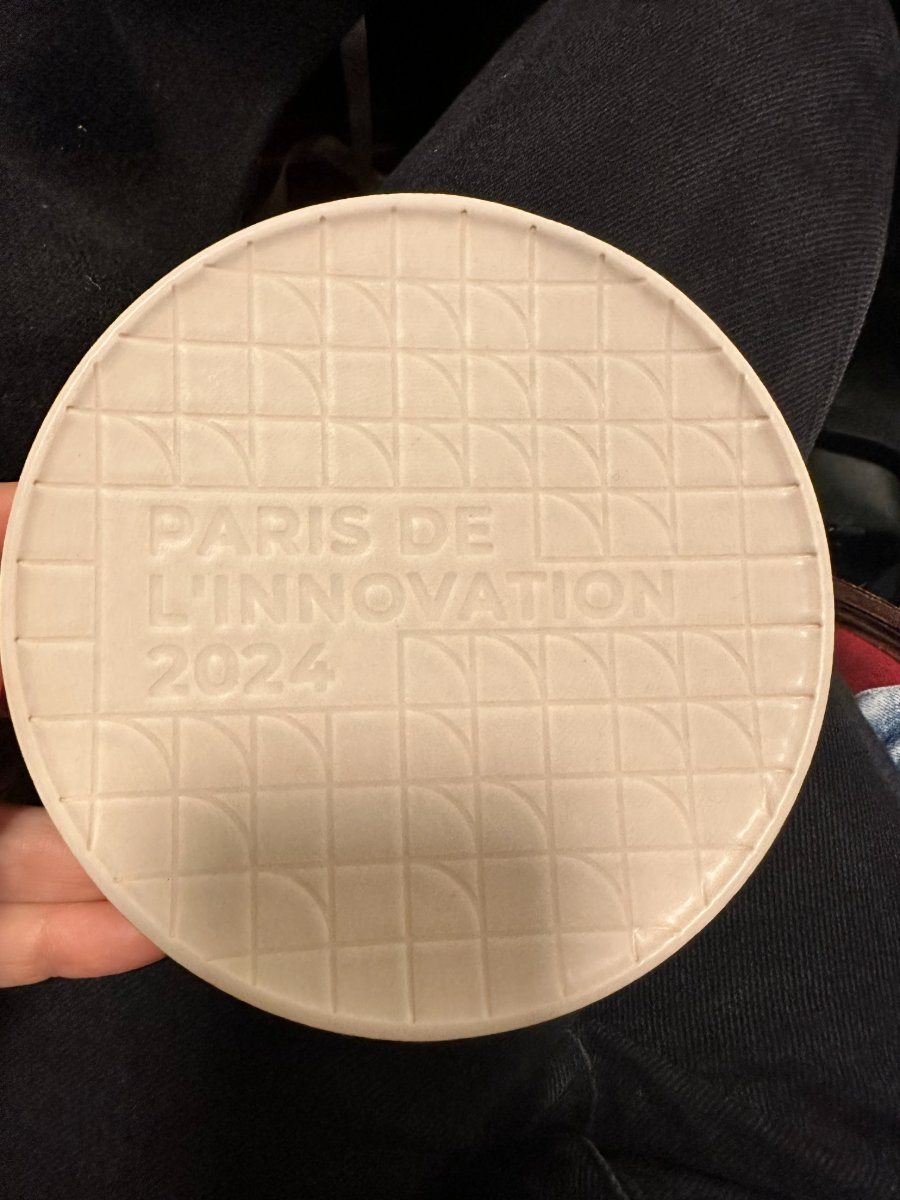 Le trophée en céramique gravé « Paris de l'innovation 2024 »